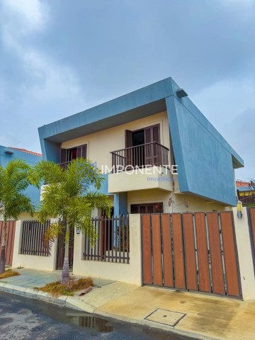 A Venda Vivenda V3 dúplex, no Condomínio Nosso Zimbo, no Camama.