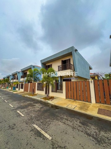 A Venda Vivenda V3 dúplex, no Condomínio Nosso Zimbo, no Camama.