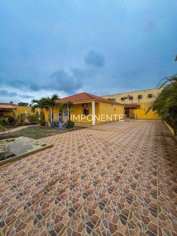 A Venda Vivenda V4 térrea com piscina e anexo, Zona Verde, Via Expressa.