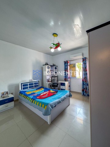 A Venda Vivenda V4 térrea com piscina e anexo, Zona Verde, Via Expressa.