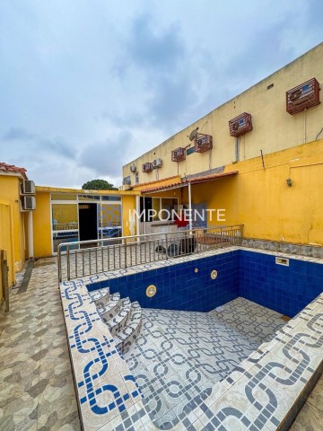 A Venda Vivenda V4 térrea com piscina e anexo, Zona Verde, Via Expressa.