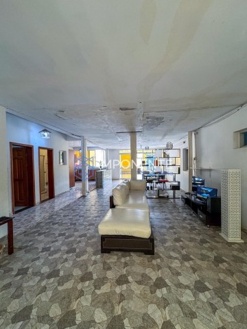 A Venda Vivenda V4 térrea com piscina e anexo, Zona Verde, Via Expressa.