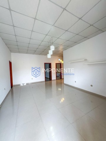 A Venda Vivenda V4 térrea com piscina e anexo, Zona Verde, Via Expressa.