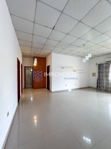 A Venda Vivenda V4 térrea com piscina e anexo, Zona Verde, Via Expressa.