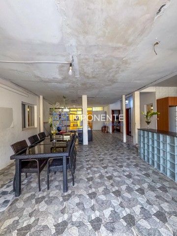 A Venda Vivenda V4 térrea com piscina e anexo, Zona Verde, Via Expressa.