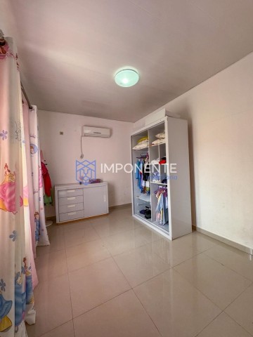 A Venda Vivenda V4 térrea com piscina e anexo, Zona Verde, Via Expressa.