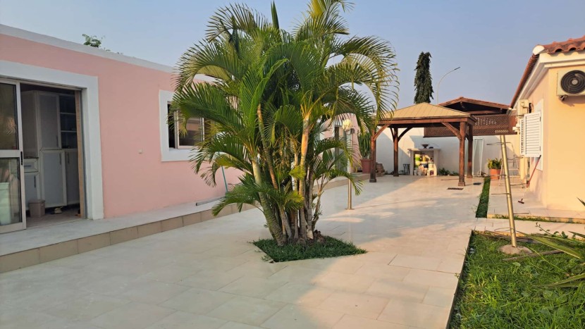 A Venda Vivenda V3 com anexo, mobiliada, no Condomínio Florença(Ensa), Talatona.