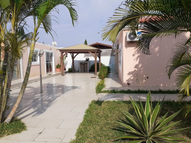 A Venda Vivenda V3 com anexo, mobiliada, no Condomínio Florença(Ensa), Talatona.