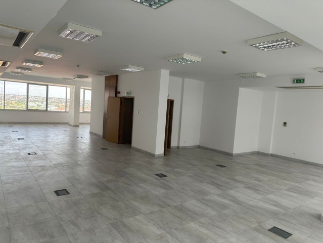 A Venda Escritório com 180m², no Condomínio Dolce Vita, Talatona.