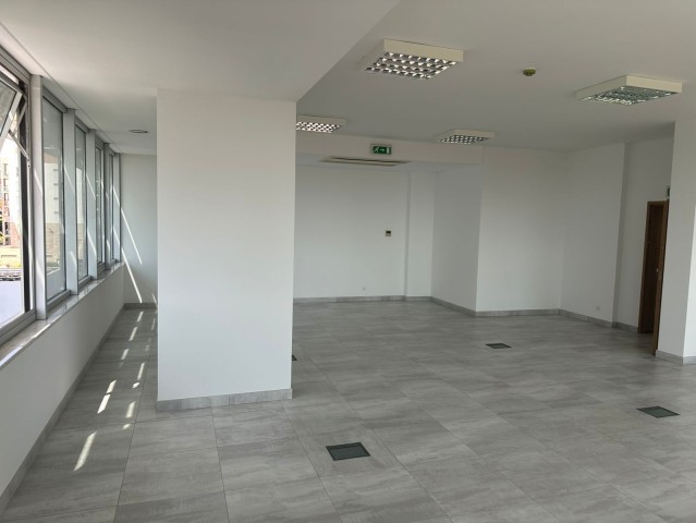 A Venda Escritório com 180m², no Condomínio Dolce Vita, Talatona.