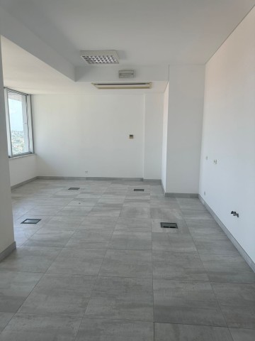 A Venda Escritório com 180m², no Condomínio Dolce Vita, Talatona.