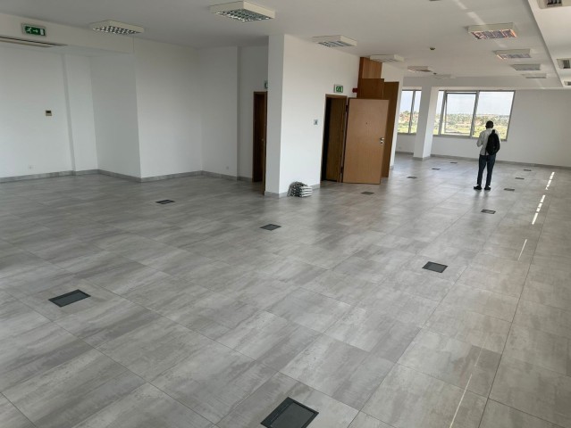 A Venda Escritório com 180m², no Condomínio Dolce Vita, Talatona.