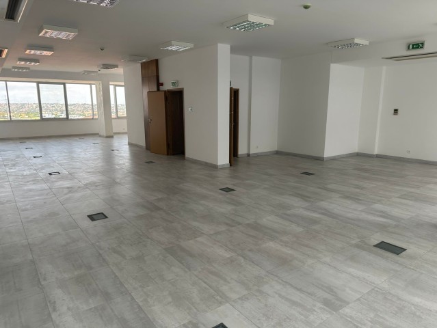 A Venda Escritório com 180m², no Condomínio Dolce Vita, Talatona.