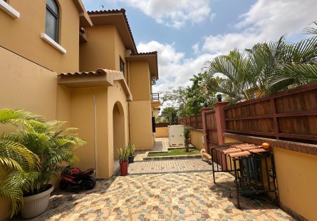 Vivenda T5 com anexo e piscina, no Condomínio Jardim de Rosas, Camama.