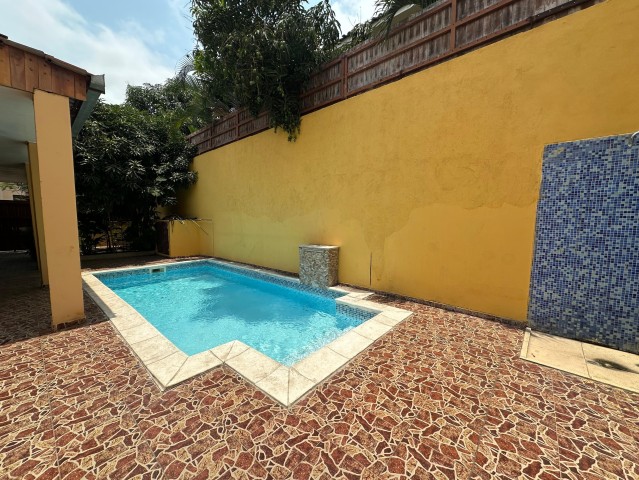 A Venda Vivenda T5 com anexo e piscina, no Condomínio Jardim de Rosas, Camama.