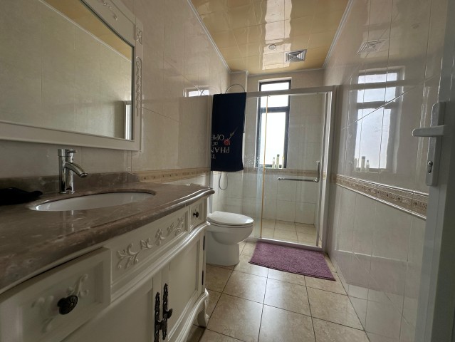 A Venda Vivenda T5 com anexo e piscina, no Condomínio Jardim de Rosas, Camama.