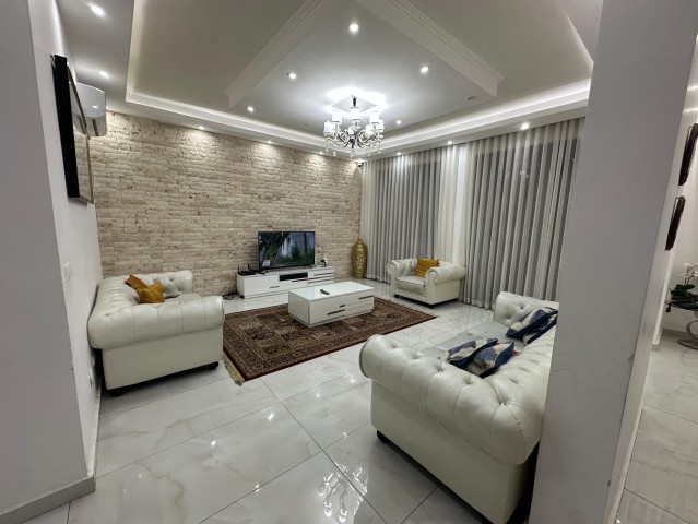 A Venda Vivenda T5 com anexo e piscina, no Condomínio Jardim de Rosas, Camama.