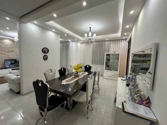 A Venda Vivenda T5 com anexo e piscina, no Condomínio Jardim de Rosas, Camama.