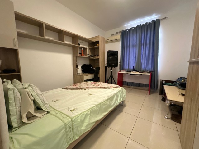 A Venda Vivenda T5 com anexo e piscina, no Condomínio Jardim de Rosas, Camama.