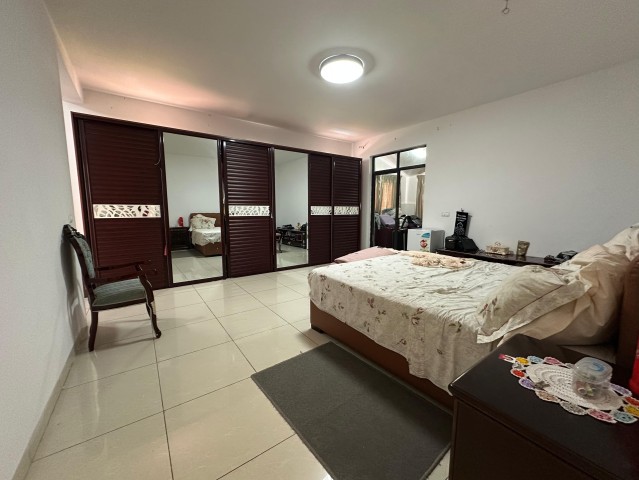 A Venda Vivenda T5 com anexo e piscina, no Condomínio Jardim de Rosas, Camama.