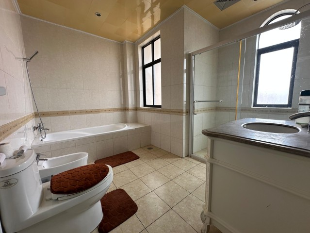 A Venda Vivenda T5 com anexo e piscina, no Condomínio Jardim de Rosas, Camama.