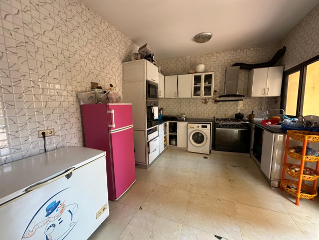 A Venda Vivenda T5 com anexo e piscina, no Condomínio Jardim de Rosas, Camama.