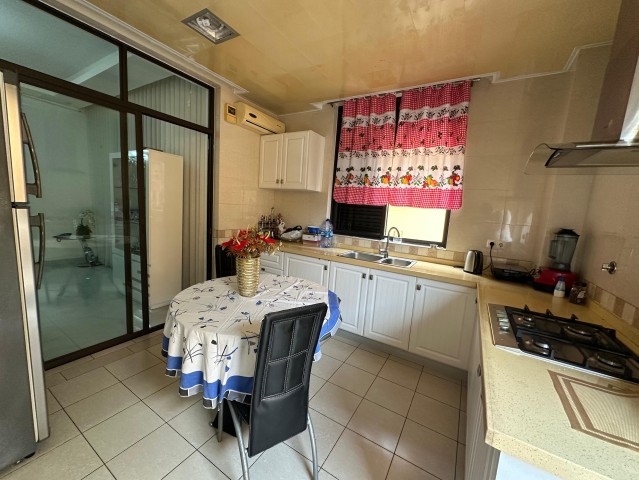 A Venda Vivenda T5 com anexo e piscina, no Condomínio Jardim de Rosas, Camama.