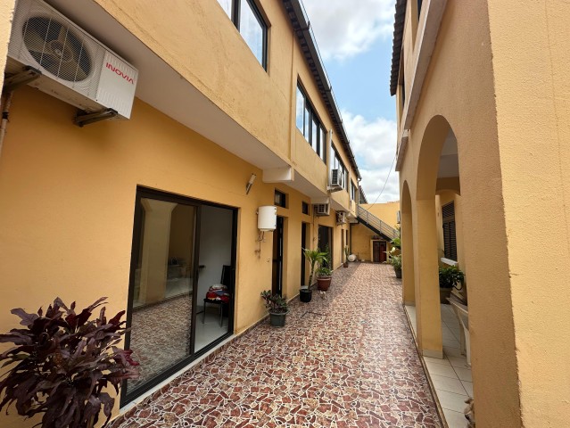 A Venda Vivenda T5 com anexo e piscina, no Condomínio Jardim de Rosas, Camama.