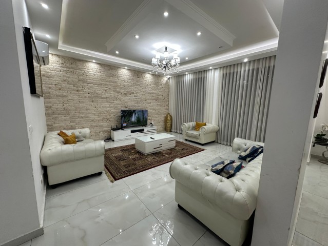 A Venda Vivenda T5 com anexo e piscina, no Condomínio Jardim de Rosas, Camama.