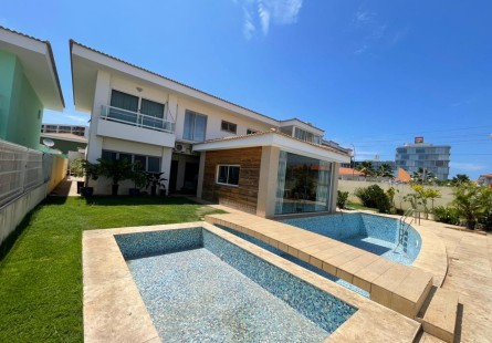 Luxuosa vivenda V5+3 com piscina, no Condomínio São Paulo, Talatona.