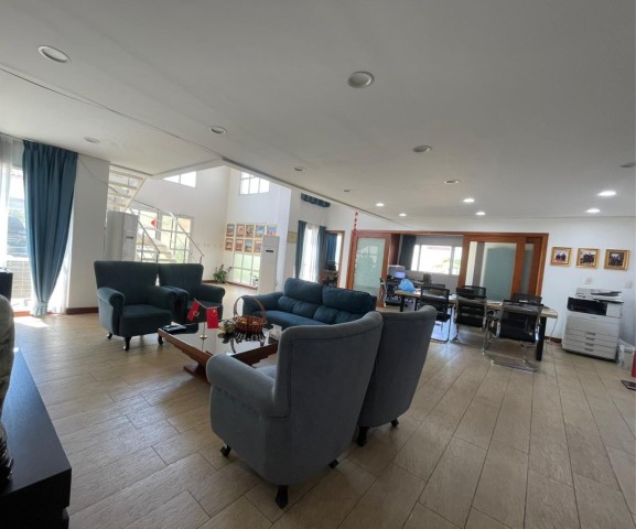 A Venda Luxuosa vivenda V5+3 com piscina, no Condomínio São Paulo, Talatona.