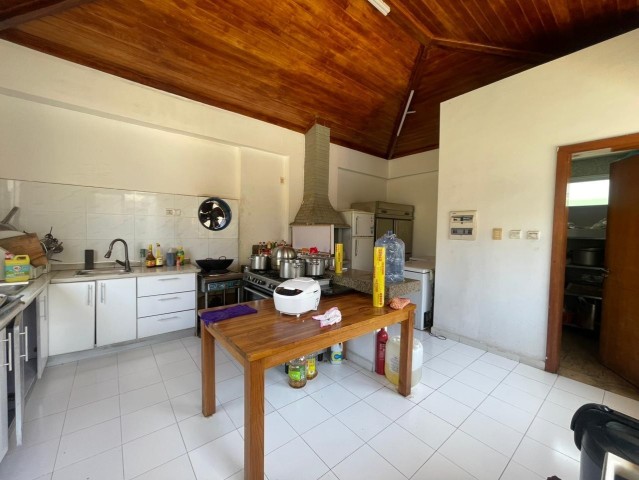 A Venda Luxuosa vivenda V5+3 com piscina, no Condomínio São Paulo, Talatona.