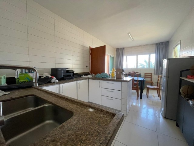 A Venda Luxuosa vivenda V5+3 com piscina, no Condomínio São Paulo, Talatona.