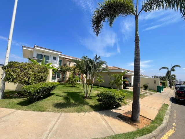 A Venda Luxuosa vivenda V5+3 com piscina, no Condomínio São Paulo, Talatona.