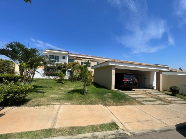 A Venda Luxuosa vivenda V5+3 com piscina, no Condomínio São Paulo, Talatona.