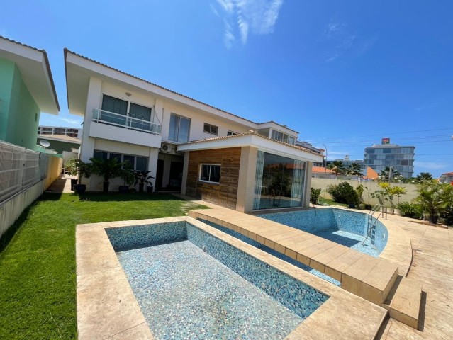 A Venda Luxuosa vivenda V5+3 com piscina, no Condomínio São Paulo, Talatona.