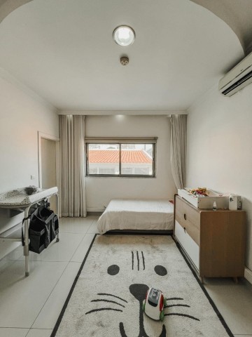 A Venda Luxuosa Vivenda V4 com piscina e anexo, no Prenda, Rua do Edifico da RCS.