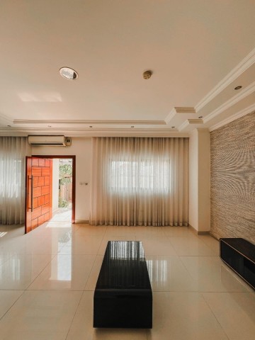 A Venda Luxuosa Vivenda V4 com piscina e anexo, no Prenda, Rua do Edifico da RCS.