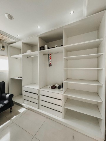 A Venda Luxuosa Vivenda V4 com piscina e anexo, no Prenda, Rua do Edifico da RCS.