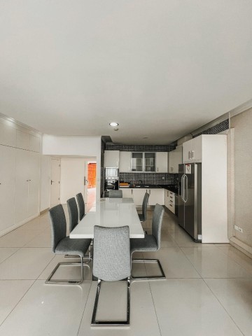 A Venda Luxuosa Vivenda V4 com piscina e anexo, no Prenda, Rua do Edifico da RCS.