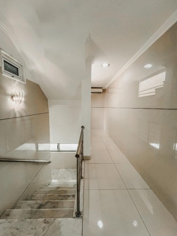 A Venda Luxuosa Vivenda V4 com piscina e anexo, no Prenda, Rua do Edifico da RCS.