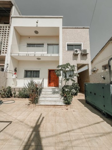 A Venda Luxuosa Vivenda V4 com piscina e anexo, no Prenda, Rua do Edifico da RCS.