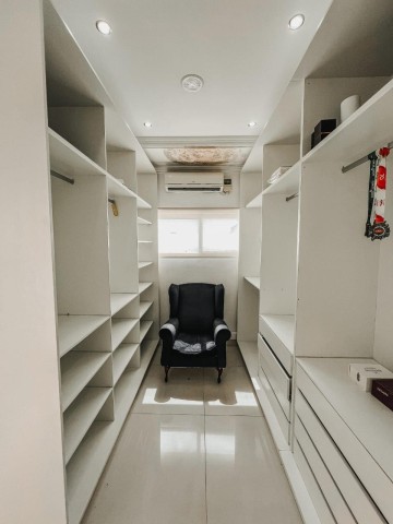 A Venda Luxuosa Vivenda V4 com piscina e anexo, no Prenda, Rua do Edifico da RCS.