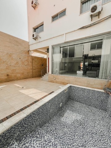 A Venda Luxuosa Vivenda V4 com piscina e anexo, no Prenda, Rua do Edifico da RCS.