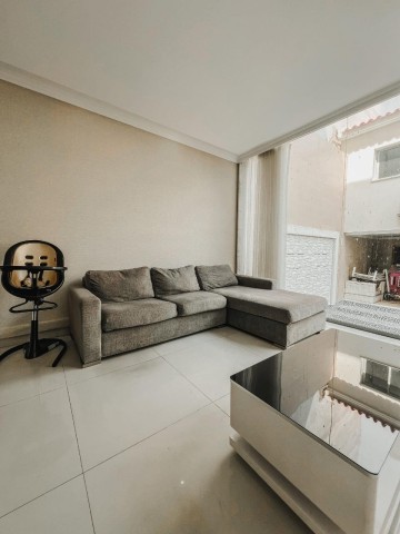 A Venda Luxuosa Vivenda V4 com piscina e anexo, no Prenda, Rua do Edifico da RCS.