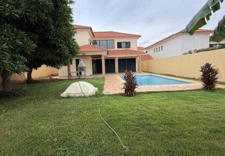 Vivenda V4+1 com piscina, no condomínio Old Vilas, Talatona.