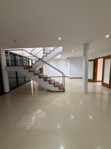 A Venda Vivenda V4+1 com piscina, no condomínio Old Vilas, Talatona.