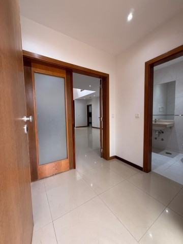 A Venda Vivenda V4+1 com piscina, no condomínio Old Vilas, Talatona.