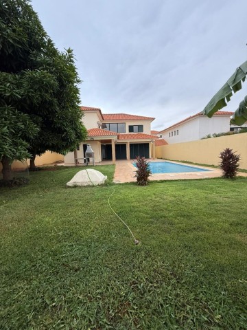 A Venda Vivenda V4+1 com piscina, no condomínio Old Vilas, Talatona.