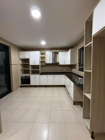 A Venda Vivenda V4+1 com piscina, no condomínio Old Vilas, Talatona.